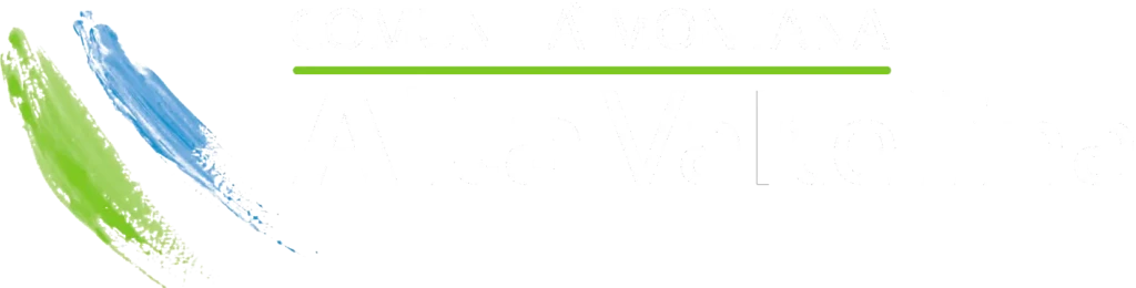 Logo con pennellate colorate verdi e blu e testo poco leggibile.